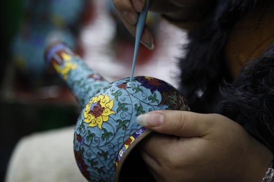 点蓝中的《缠枝莲纹直颈瓶》(二)