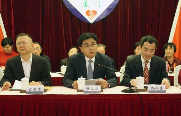 闭幕式上，厦门市委常委、厦门市委统战部部长张灿民（中）讲话。