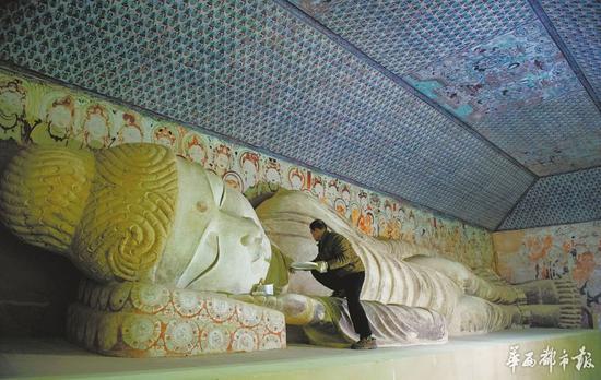 布展人员耗时八天，才将“分身”的卧佛拼接复原。