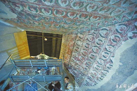 工作人员搭建窟顶。