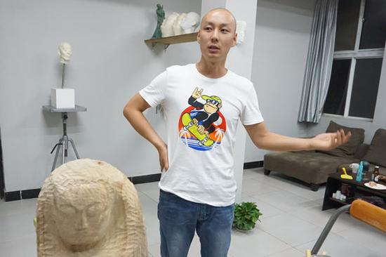 史玉龙在工作室讲解作品