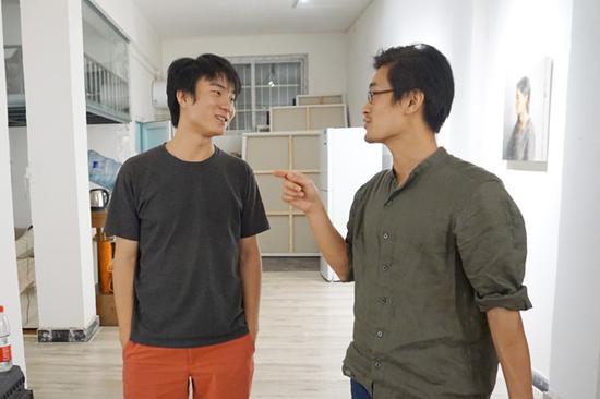 焦捷(左)与张立涛(右)交谈