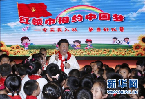 2014年5月30日上午，习近平来到北京市海淀区民族小学，参加庆?！傲弧惫识诨疃?。这是习近平在参加少先队入队仪式时，向少先队员们致以节日问候。新华社记者 鞠鹏 摄