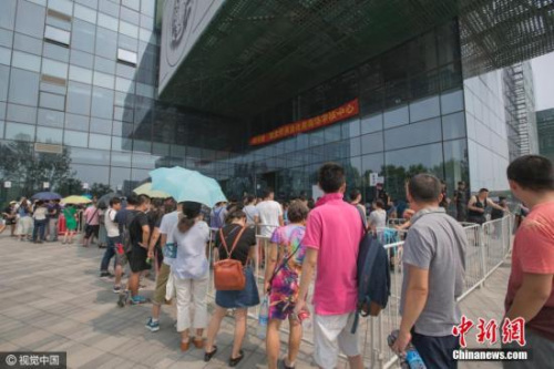 资料图：2016年08月21日，北京，通州自住房阳光城现场确认火热，万人顶烈日“血拼”。图片来源：CFP视觉中国