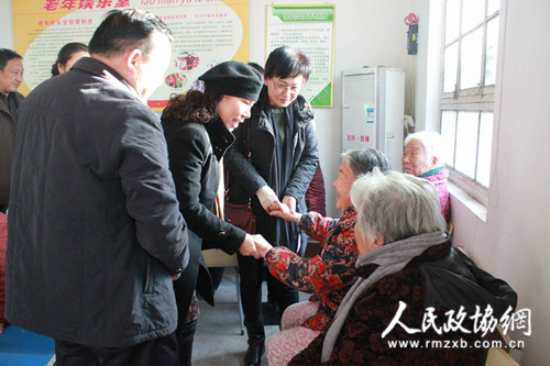 河南武陟县政协委员慰问慈善幸福院老人