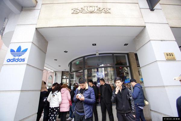 三里屯鞋贩子转卖加价3