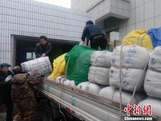 救援物资已抵达灾区。　徐承秀 摄