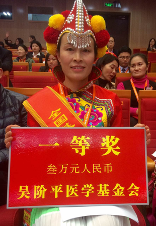 六、获得社区团队一等奖的周艳琼来自云南省楚雄州禄丰县罗次中心卫生院。她激动地表示：国家举办这次活动很有意义，是对我们基层医护人员工作规范的一次大练兵、大检验。回去后一定要加强学习，练好技术，立足基层，真真正正地为老百姓做好健康守护人！  人民政协网记者  张春莉  摄
