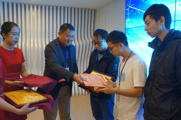 颁奖仪式上，主办方领导为获奖选手颁奖。（记者 照宁摄）5