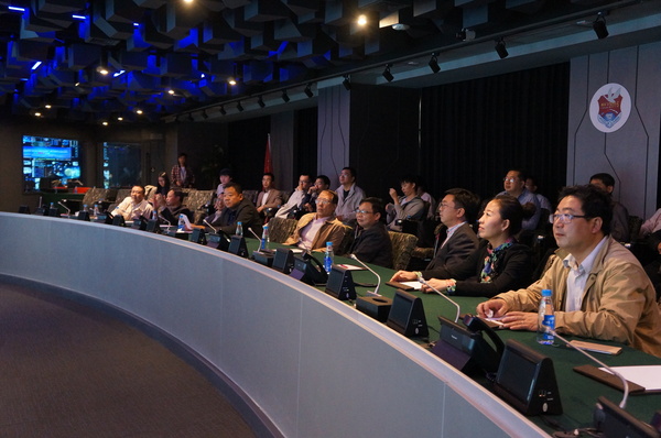 本次精英邀请赛主办方领导及特邀嘉宾在观摩区观看比赛。（记者 照宁摄）2