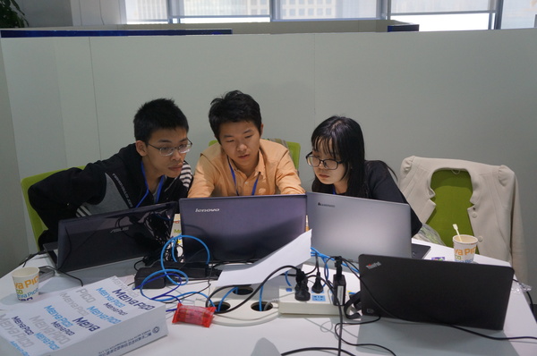 各“战队”选手在比赛现场紧张而激烈地“攻关”。（记者 照宁摄）1