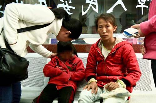 男婴在母亲怀里被抢走 警方7小时抓获嫌犯