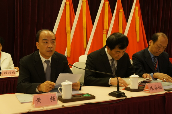 厦门市委常委、常务副市长黄强（左一）致辞。（记者 照宁摄）2