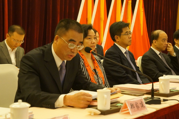 民进福建省委专职副主委郑家建（左一）讲话。（记者 照宁摄）3