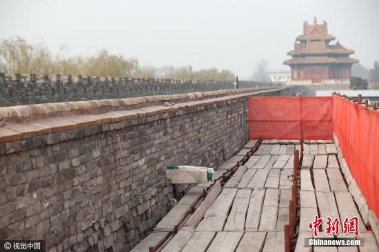 2016年11月26日，北京，故宫老城墙首次启动“考古式”系统维修，借以焕发新的青春。此外，历经10年论证，故宫基础设施改造工程同期启动。图片来源：视觉中国