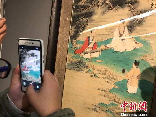 “向大师致敬——中国艺术大师精品展”10日在山西省太原美术馆开展，仅三天的展览时间吸引了众多民众围观。展览汇集了齐白石、黄宾虹、徐悲鸿、张大千、傅抱石、刘海粟等中国二十世纪杰出艺术大师的真迹，这在中国美术展览史上并不多见。　胡健　摄