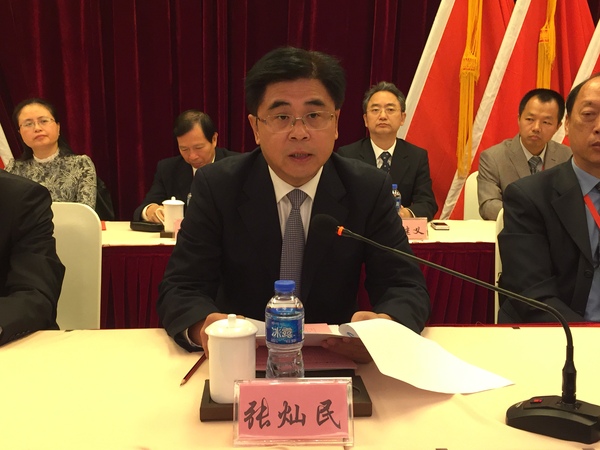 闭幕式上，厦门市委常委、厦门市委统战部部长张灿民(中)讲话。