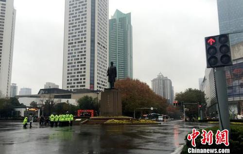 新街口是南京的市中心，现场所有交通信号灯都已变成红灯，往日熙攘热闹的新街口变得静止。车辆缓缓停住，司机自发按响喇叭，主动的鸣笛志哀1分钟；行色匆匆的路人也停下脚步在寒风中低头默哀?！∈⒔?摄