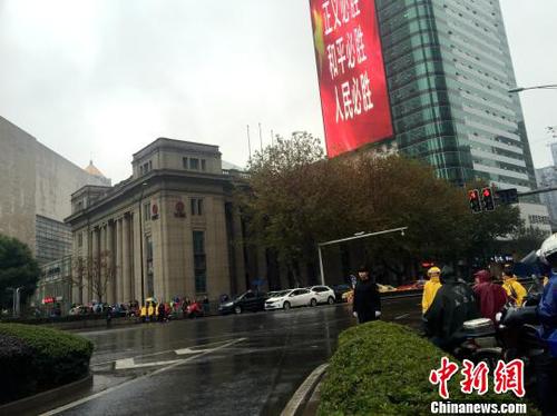 新街口是南京的市中心，现场所有交通信号灯都已变成红灯，往日熙攘热闹的新街口变得静止。车辆缓缓停住，司机自发按响喇叭，主动的鸣笛志哀1分钟；行色匆匆的路人也停下脚步在寒风中低头默哀?！∈⒔?摄