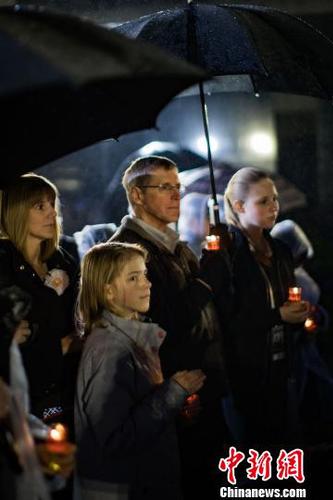 图为国际友好人士参加为南京大屠杀死难者守灵仪式暨和平烛光祭。　泱波 摄