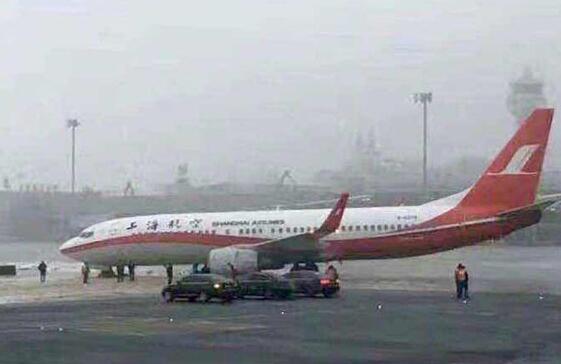 上航一飞机滑出跑道2 上航一飞机滑出跑道2