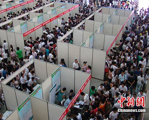 图为招聘会现场人山人海的求职者。<a target='_blank' href='http://www.chinanews.com/'>中新社</a>发 付美斌 摄