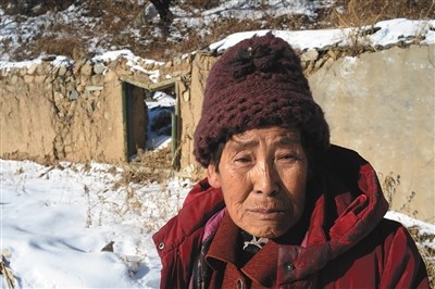 12月14日上午，颜士珍站在曾经和老伴儿孙太双生活过的家。当年的泥石流冲毁了房屋，卷走了颜士珍的家以及丈夫孙太双。
