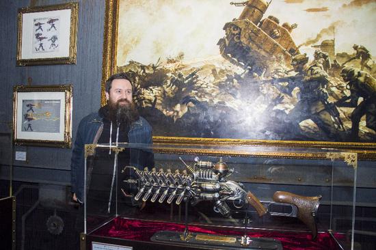 《格特博士的世界》作者设计师葛雷格与他最喜欢的武器(模型)合影