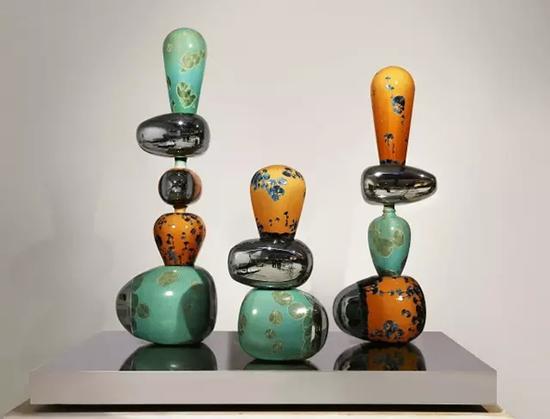 鸿韦 平衡的寓言 #6 瓷土、不锈钢 2016年 图片：艺术家