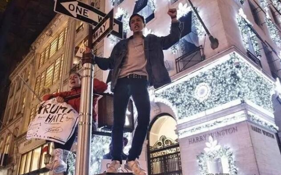 纽约曼哈顿中心示威人群