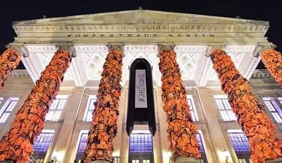 艾未未14000件救生衣悬挂于柏林音乐厅