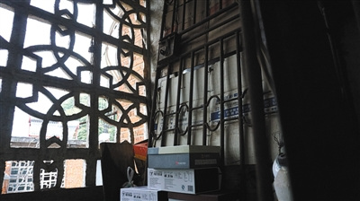 12月12日，乐贵建家铁门上布满灰尘。