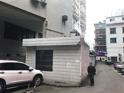 　12月13日，被杀的安某所在派出所，与乐贵建单位一墙之隔。