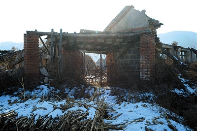 12月16日，岫岩县兴隆镇于家堡子，村里靠近河道的这一院子瓦房还保留着被洪灾损毁后的样子。新京报记者 吴江 摄