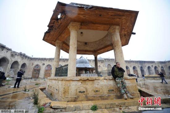 资料图：当地时间2016年12月13日，叙利亚阿勒颇旧城，叙利亚政府军宣布将失守4年之久的阿勒颇收复。据悉，叙利亚政府军投入兵力3.5万人。而这座千年古城在战火的摧残下已经沦为废墟。