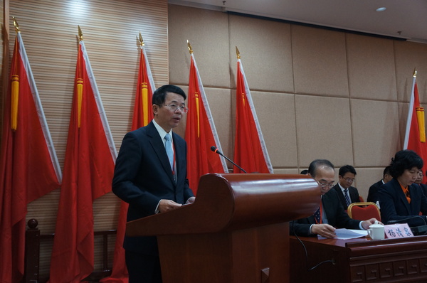 大会主席团主席、民建厦门市委主委黄世忠作工作报告。（记者 照宁摄）4