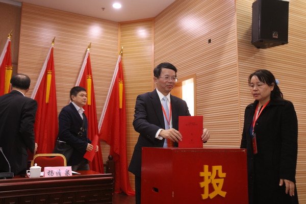 大会通过无记名投票等额选举方式，产生新一届民建厦门市委员会委员39人。（记者 照宁摄）5