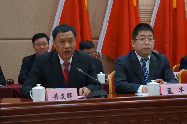 厦门市委常委、市委秘书长黄文辉（左）致辞。（记者 照宁摄）3