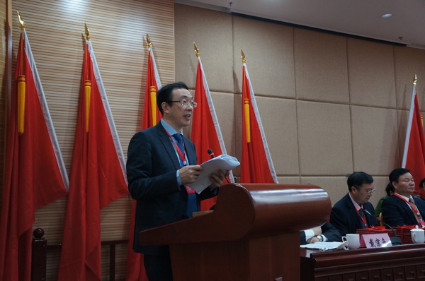 大会主席团主席、农工党厦门市委主委王焱作工作报告。（记者 照宁摄）4