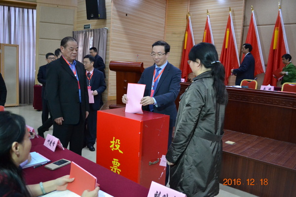 大会最终通过无记名投票等额选举方式产生新一届农工党厦门市委员会委员 39 人。5