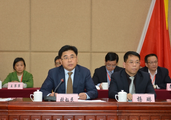 闭幕式上，厦门市委常委、厦门市委统战部部长张灿民（左）讲话。6