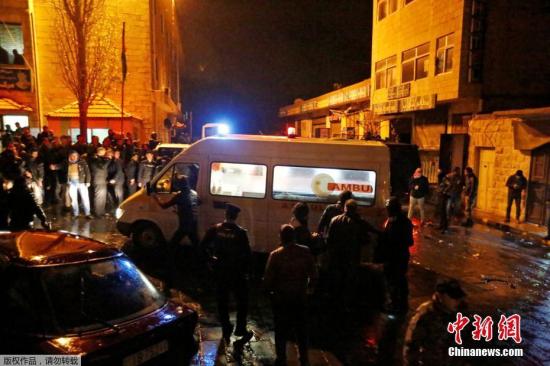 当地时间2016年12月18日，约旦卡拉克，据报道约旦南部城市卡拉克当日下午发生枪击事件，截至目前已有10人丧生。据报道，一伙身份不明的枪手袭击了当地著名景点卡拉克城堡附近的一个警察巡逻点。死者中包括6名警察、3名在现场的约旦平民以及1名加拿大游客。