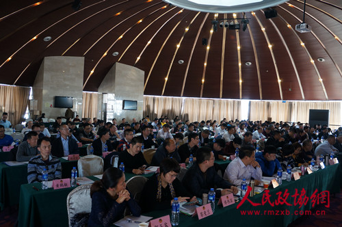 培训期间，集美区政协新一届政协委员在仔细听讲、认真记录。（记者 照宁摄）2