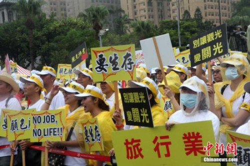 9月12日，由台湾观光旅游界自发组成的“百万观光产业自救会”，发动逾万人在台北冒雨游行，诉求“要生存、有工作，能温饱”。这是以客为尊、与人为善的台湾观光业界史上首次大规模走上街头。<a target='_blank' href='http://www.chinanews.com/'>中新社</a>记者 黄少华 摄