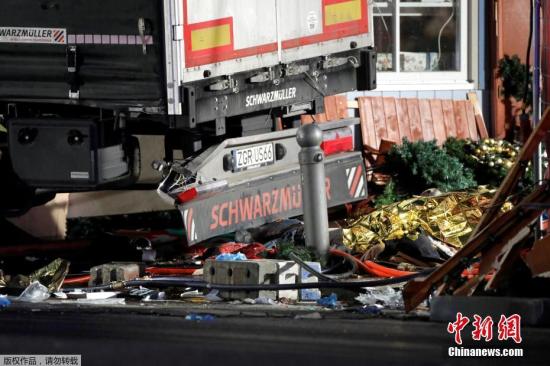 当地时间12月19日晚20时左右，德国首都柏林市中心布赖特沙伊德广场圣诞市场遭一辆货车闯入。截至当晚23时，事件已至少造成9人死亡、50余人受伤。目前，德国官方尚未给出事件定性。