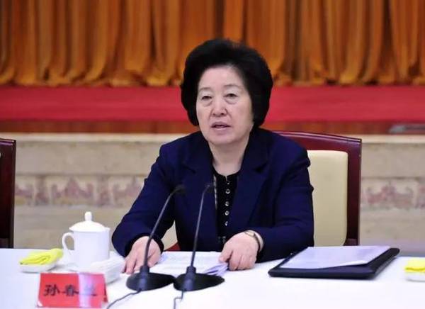 12月19日，受中共中央委托，中共中央政治局委员、中央统战部部长孙春兰向党外人士通报中央经济工作会议精神。