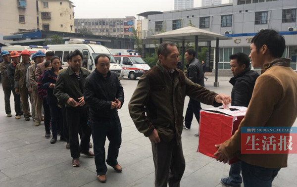 民工夫妻同患脑溢血大爱随行 村民工友自发来捐款