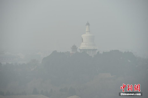 12月20日，北京大雾、霾预警双发，局地能见度不足50米，整个京城仿佛置身于“仙境”，分不清雾和霾。<a target='_blank' href='http://www.chinanews.com/' >中新网</a>记者 金硕 摄