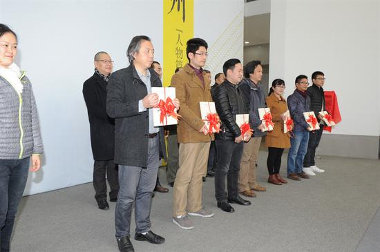 　　马国强、谌宏微先、黄骏教授、刘泉义教授、曹宝泉教授向苏州市教育局系统各美术教研室赠送双年展画册