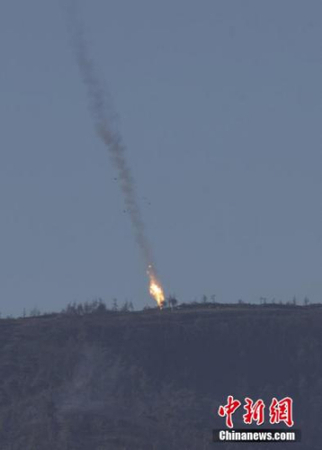 资料图：当地时间2015年11月24日，一架俄罗斯苏-24战机在叙土边境坠毁，两名飞行员跳伞逃生。图片来源：视觉中国